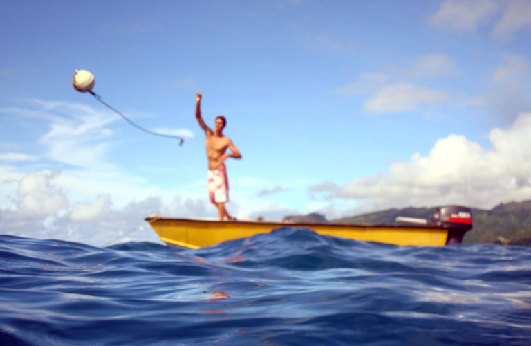 Perliculteur dans le lagon de Tahaa-Raiatea