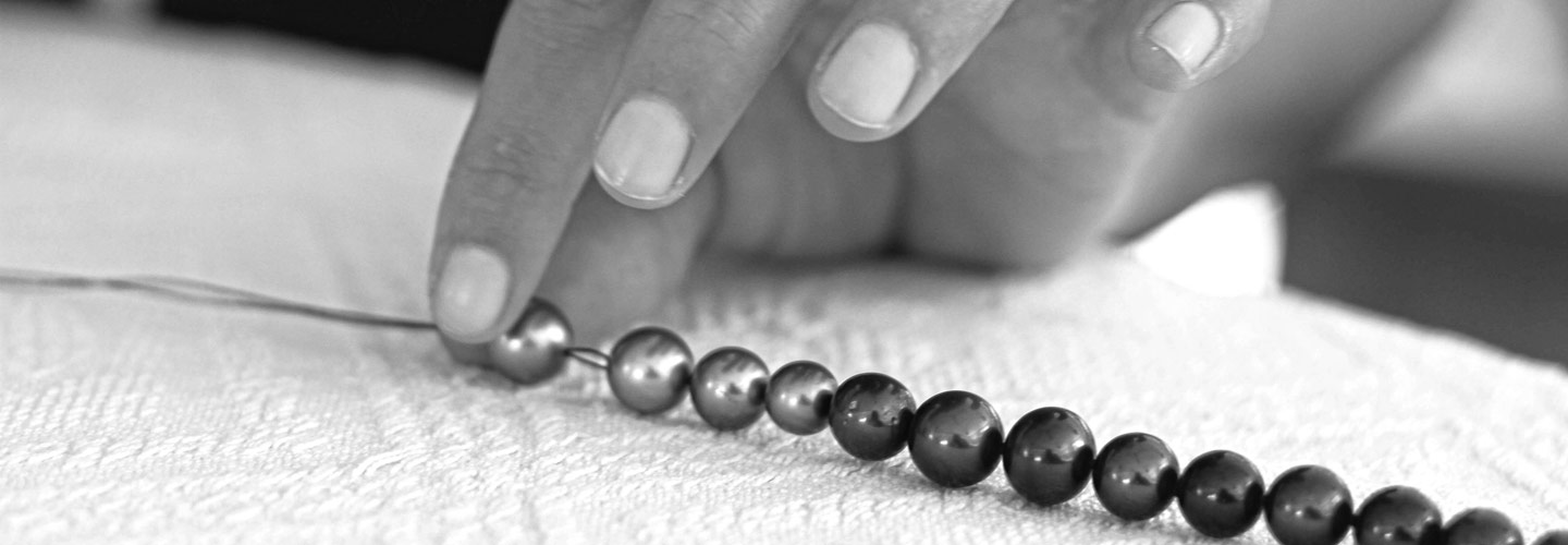 Enfilage des perles sur fil de soie