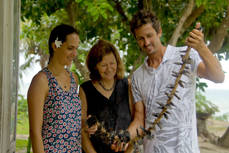 Monique, Maeva et Aymeric Champon devant un ctn de nacres en fibre de coco